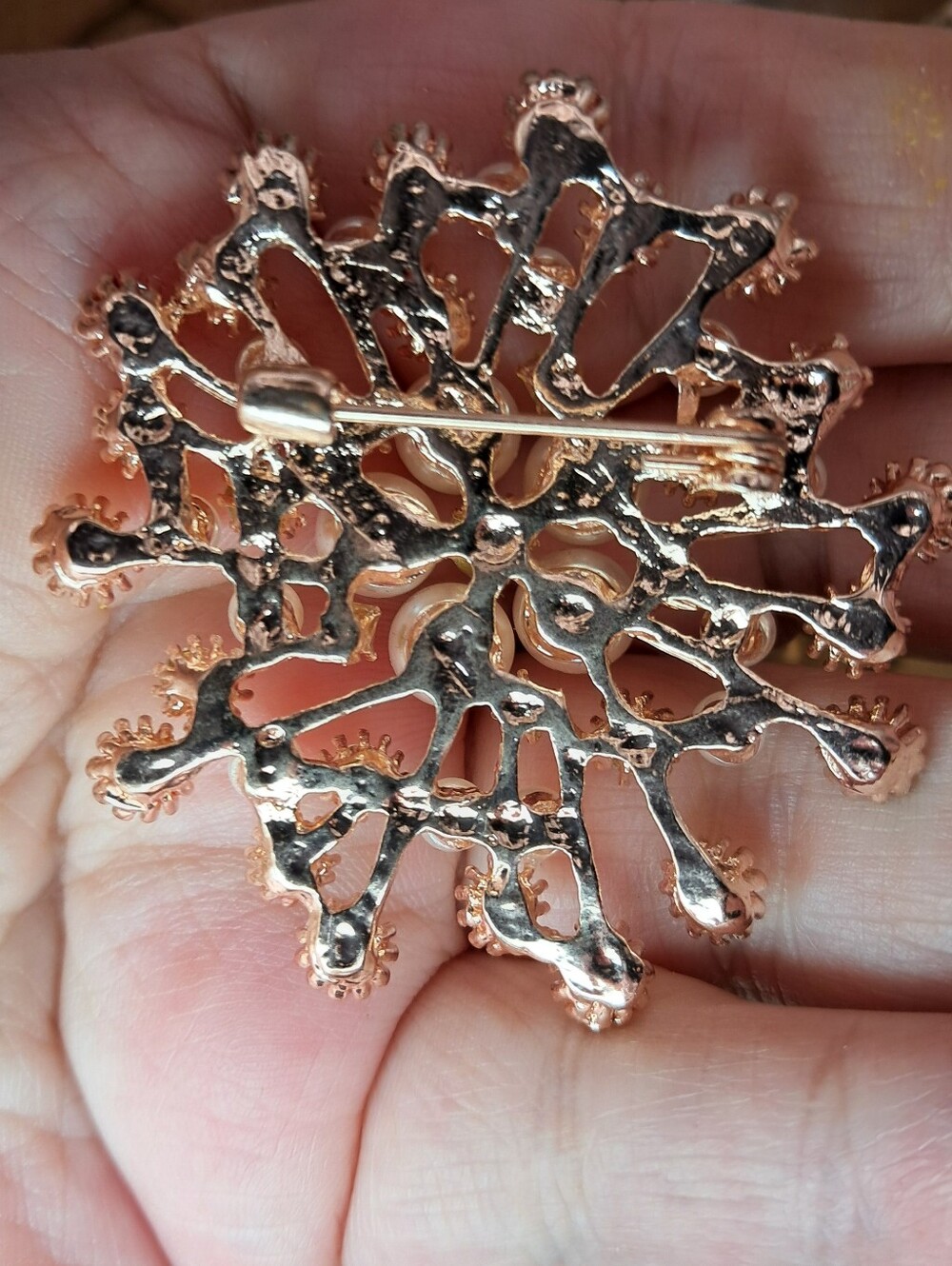 Faux Pearl & Rhinestone Starburst Brooch Pin (Goldtone) - Picture 4 of 8